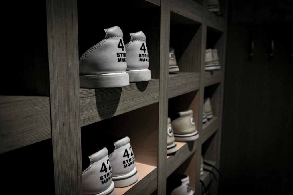 현관 신발장 정리 후 불필요한 신발을 정리한 모습